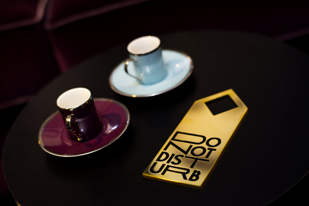 Photo by: Jimmy Eriksson AB, Tomtebogatan 30, 113 38 Stockholm, +46 703 73 44 29, info@jimmyeriksson.se Do not disturb sign in gold and black